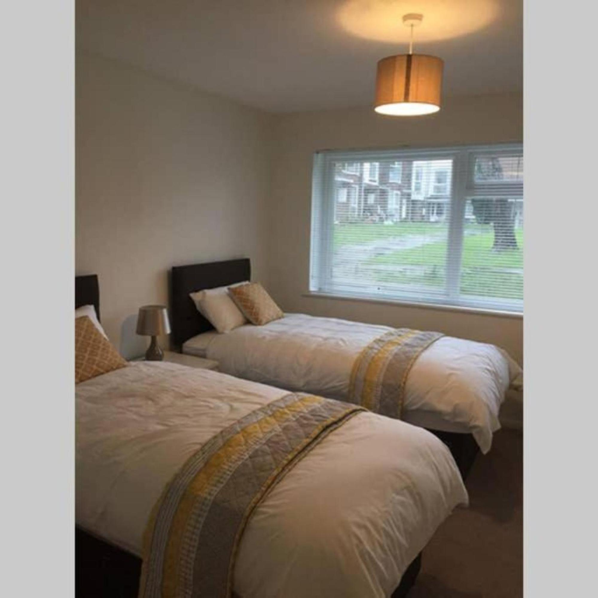 2-Bed Sleeps 4 Comfy For Contractors With Free Parking In Crawley Near Gatwick Manor Royal Refurbished Apartment Exterior photo