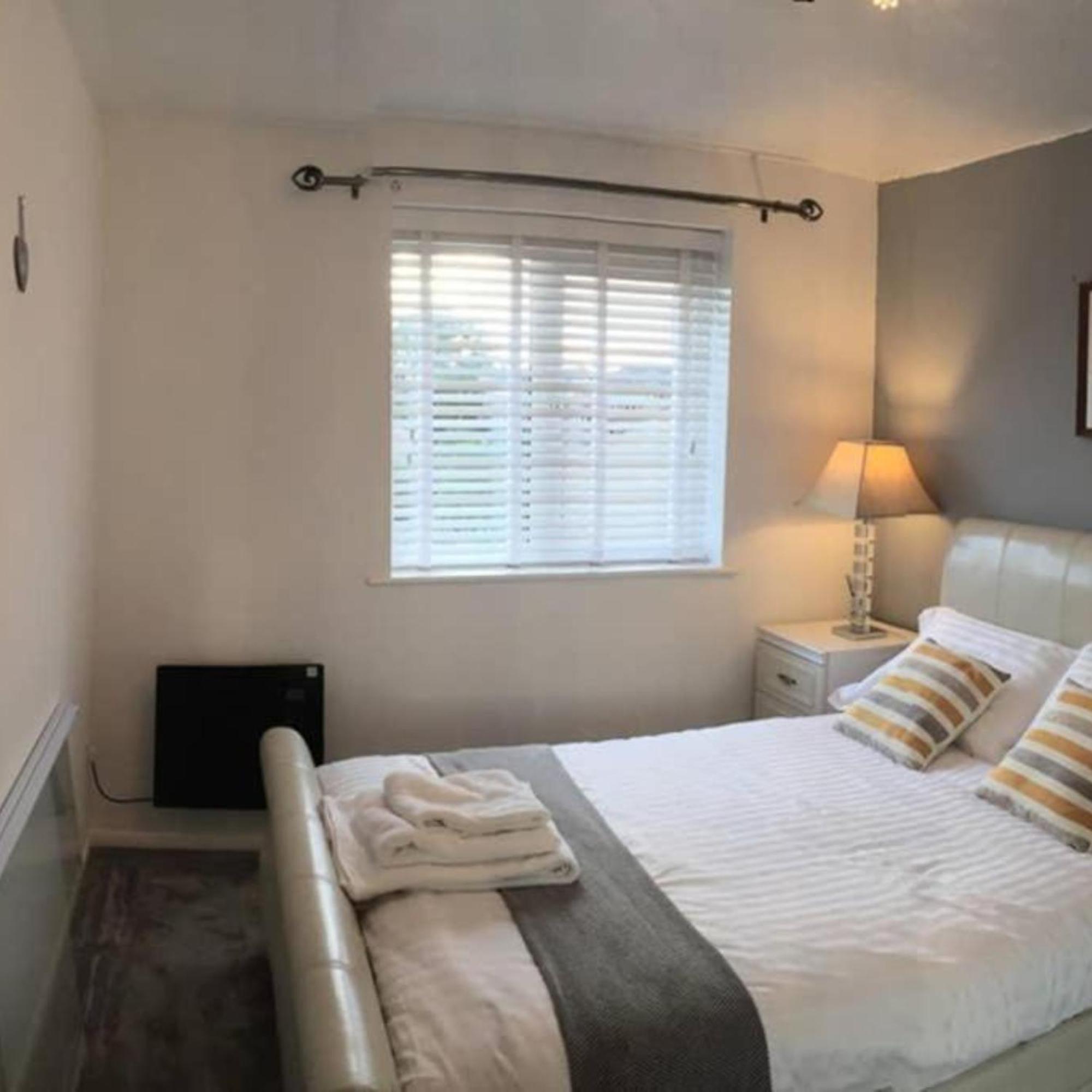 2-Bed Sleeps 4 Comfy For Contractors With Free Parking In Crawley Near Gatwick Manor Royal Refurbished Apartment Exterior photo