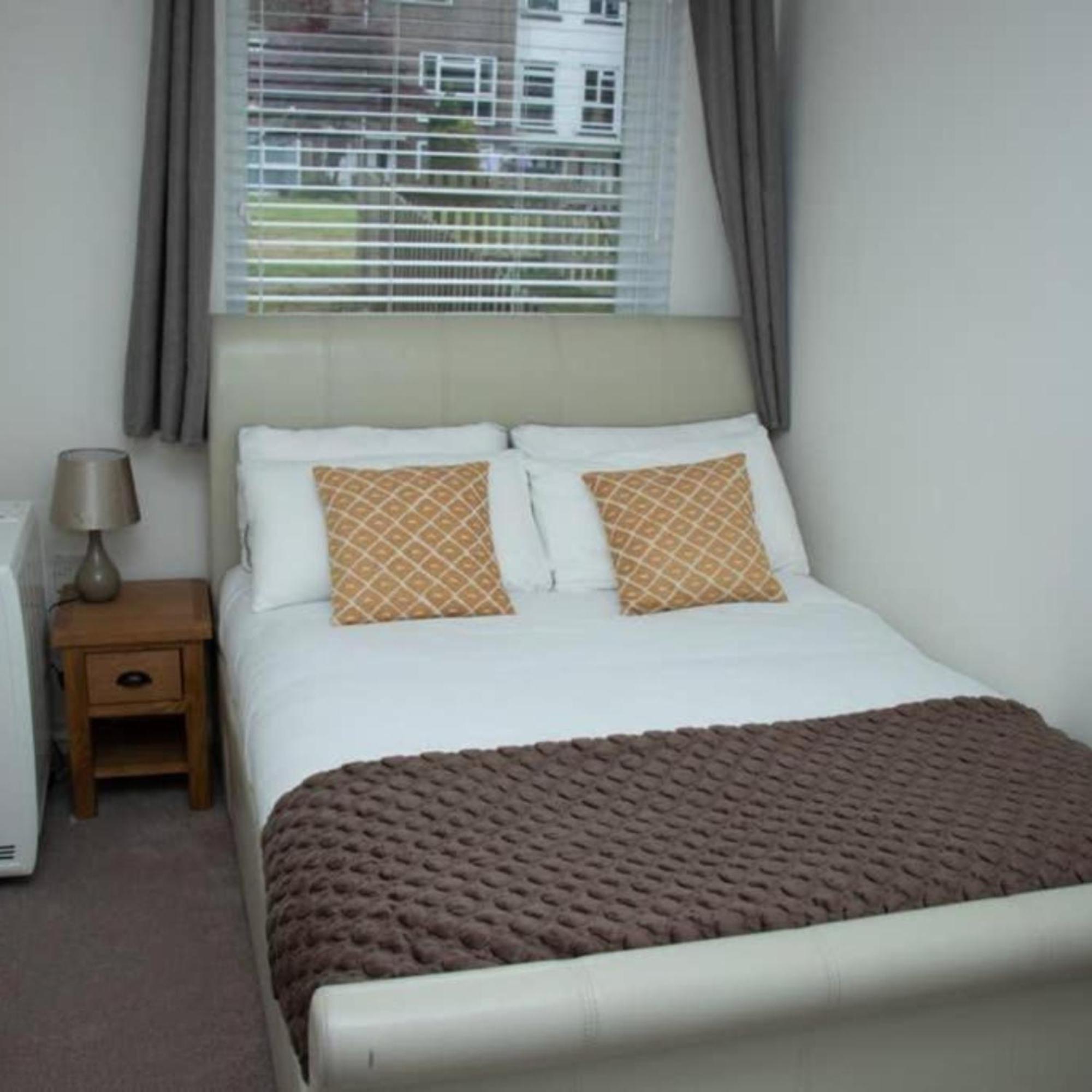 2-Bed Sleeps 4 Comfy For Contractors With Free Parking In Crawley Near Gatwick Manor Royal Refurbished Apartment Exterior photo