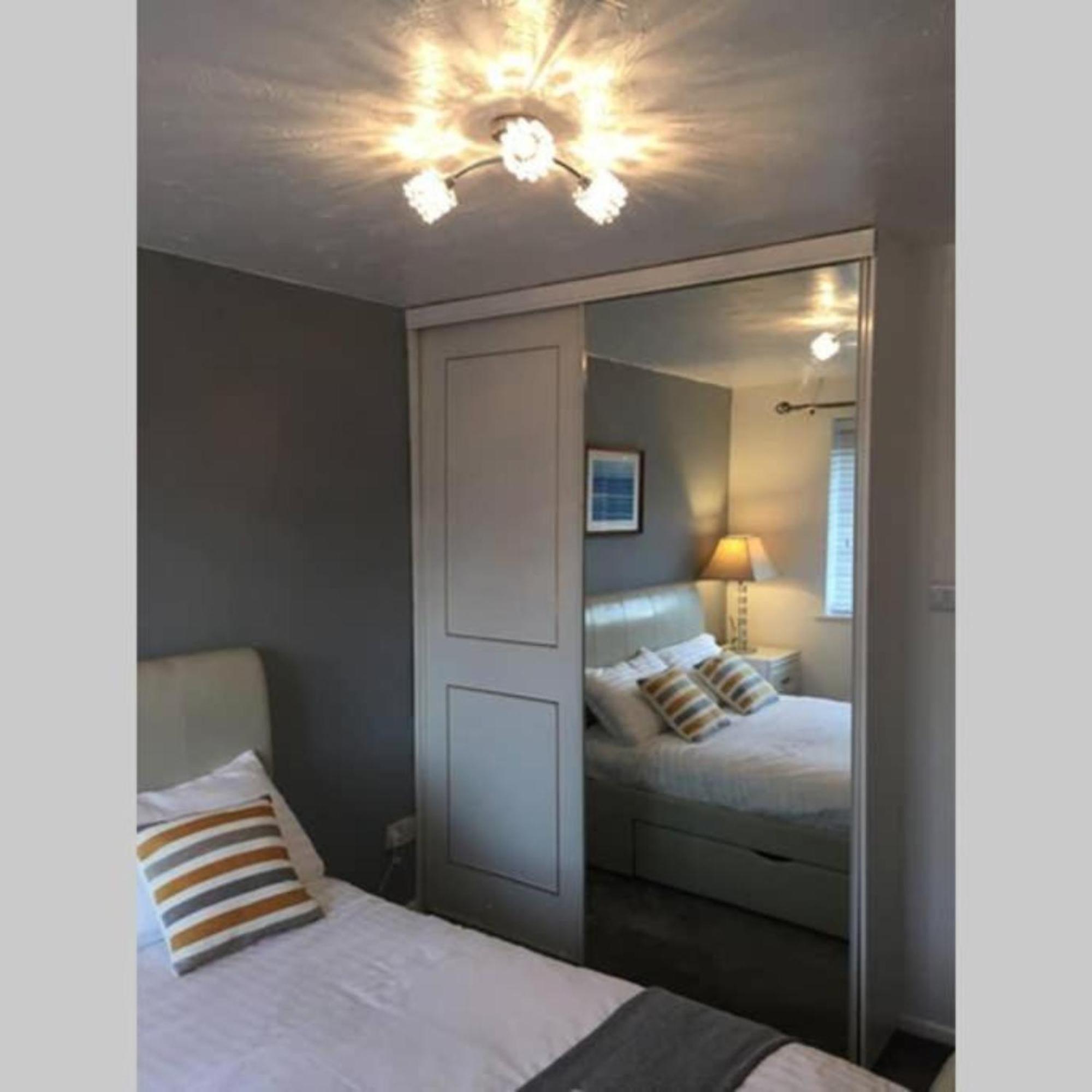 2-Bed Sleeps 4 Comfy For Contractors With Free Parking In Crawley Near Gatwick Manor Royal Refurbished Apartment Exterior photo