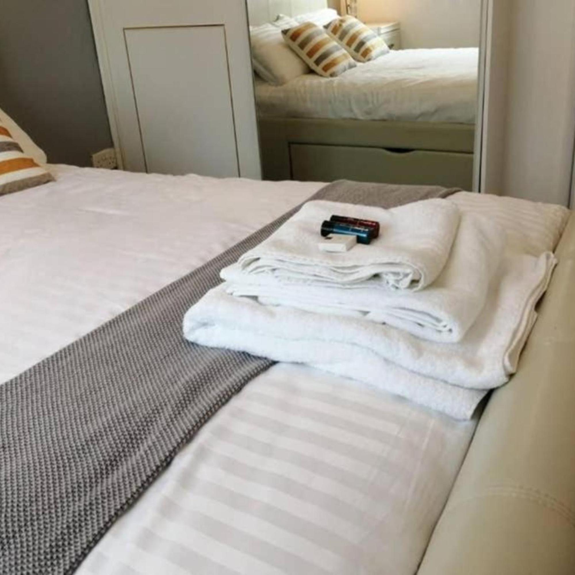 2-Bed Sleeps 4 Comfy For Contractors With Free Parking In Crawley Near Gatwick Manor Royal Refurbished Apartment Exterior photo