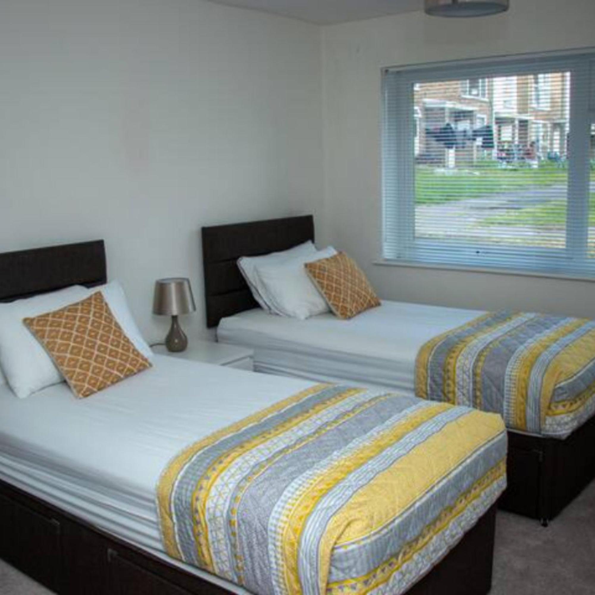 2-Bed Sleeps 4 Comfy For Contractors With Free Parking In Crawley Near Gatwick Manor Royal Refurbished Apartment Exterior photo