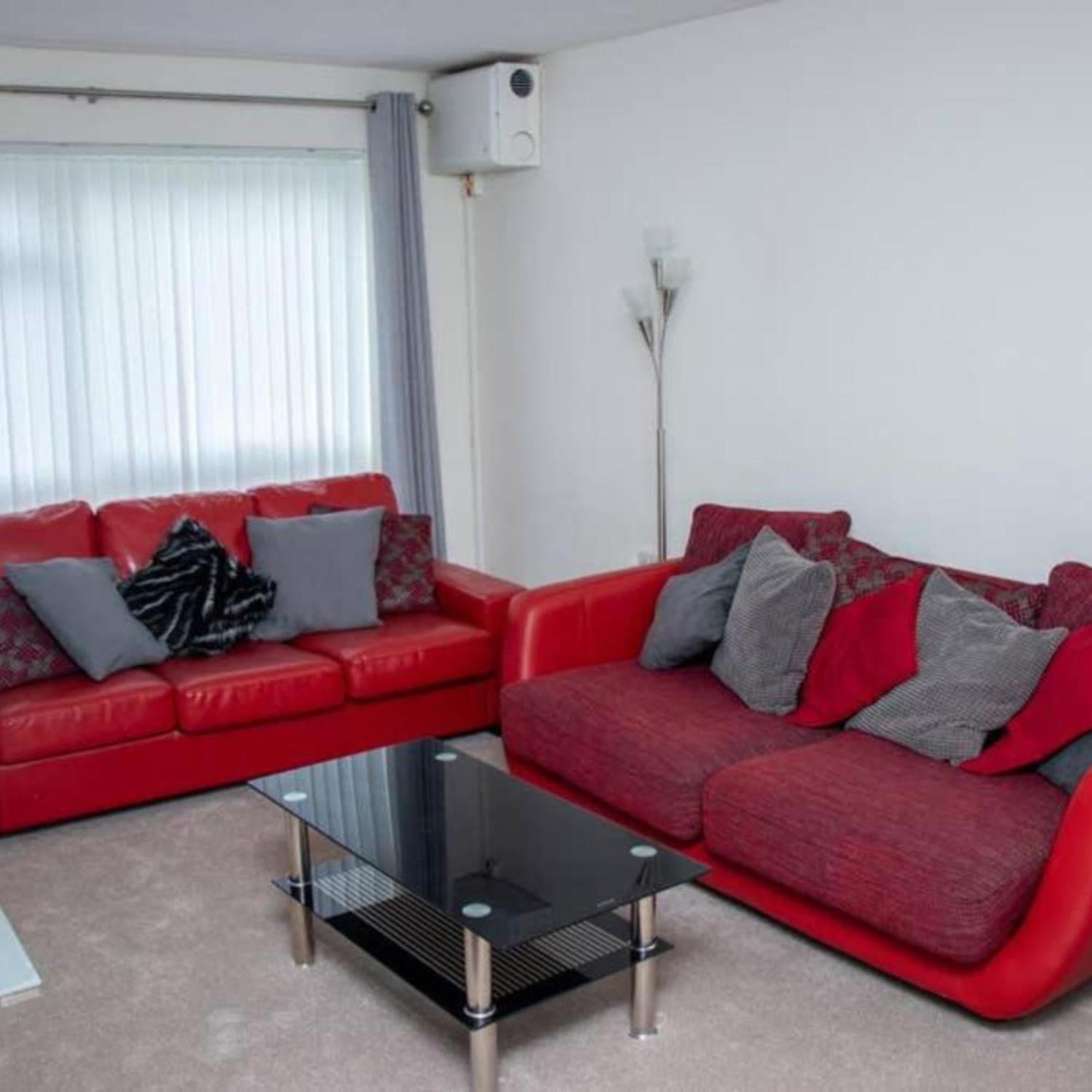 2-Bed Sleeps 4 Comfy For Contractors With Free Parking In Crawley Near Gatwick Manor Royal Refurbished Apartment Exterior photo