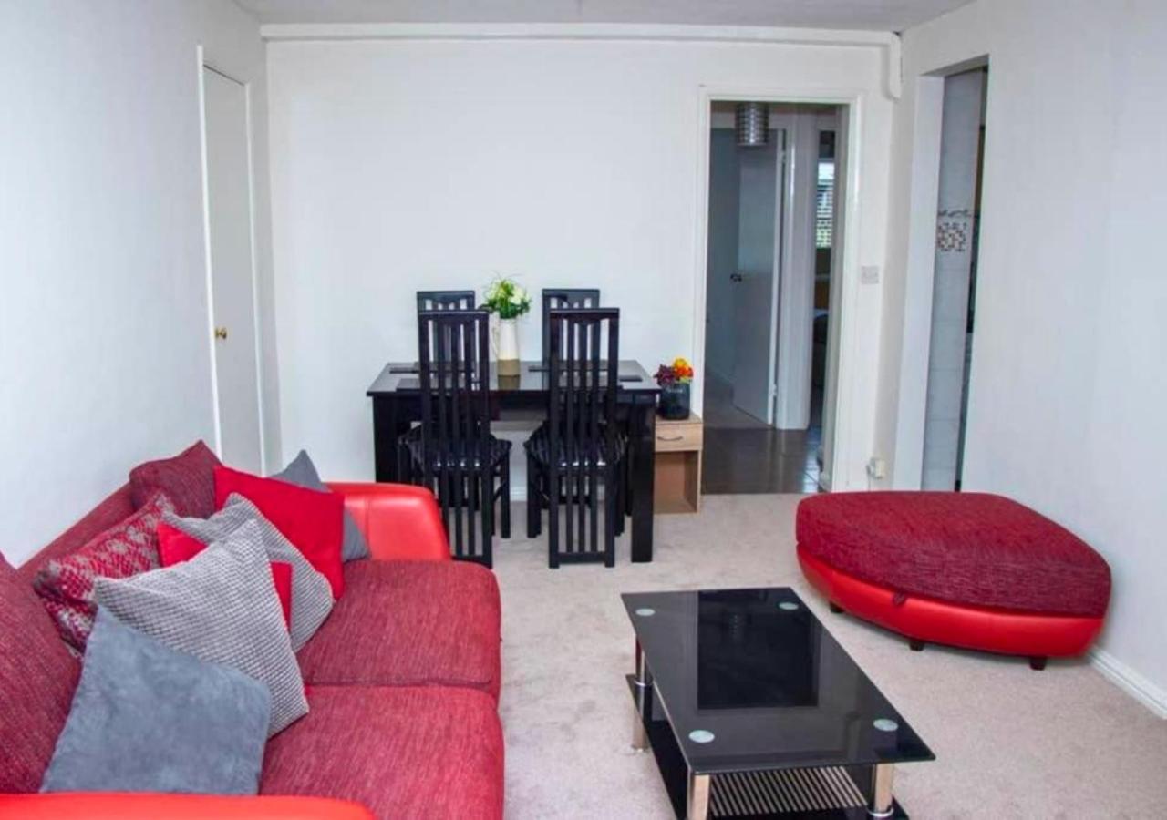 2-Bed Sleeps 4 Comfy For Contractors With Free Parking In Crawley Near Gatwick Manor Royal Refurbished Apartment Exterior photo