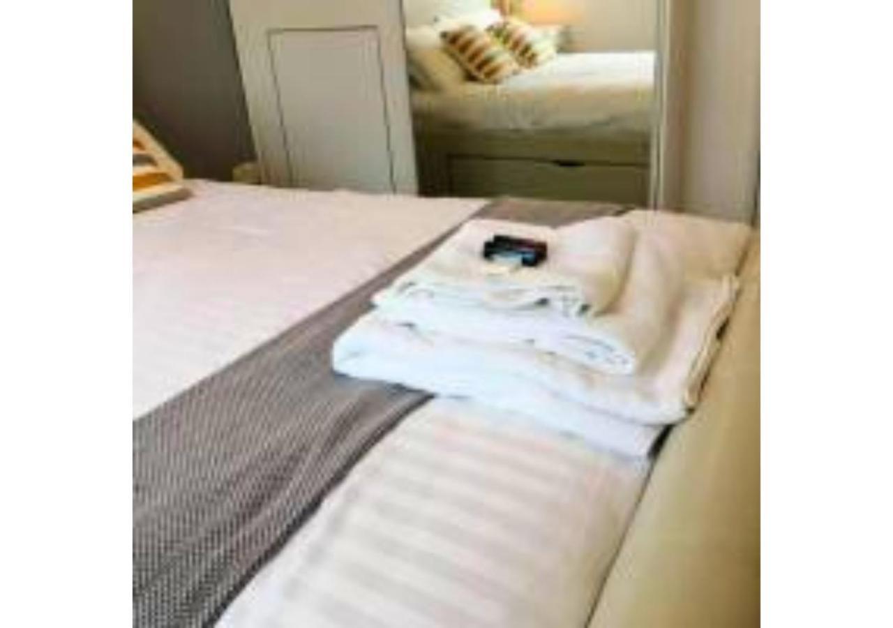 2-Bed Sleeps 4 Comfy For Contractors With Free Parking In Crawley Near Gatwick Manor Royal Refurbished Apartment Exterior photo