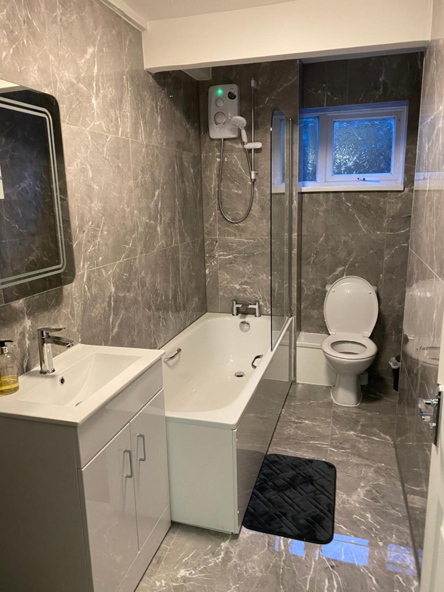 2-Bed Sleeps 4 Comfy For Contractors With Free Parking In Crawley Near Gatwick Manor Royal Refurbished Apartment Exterior photo