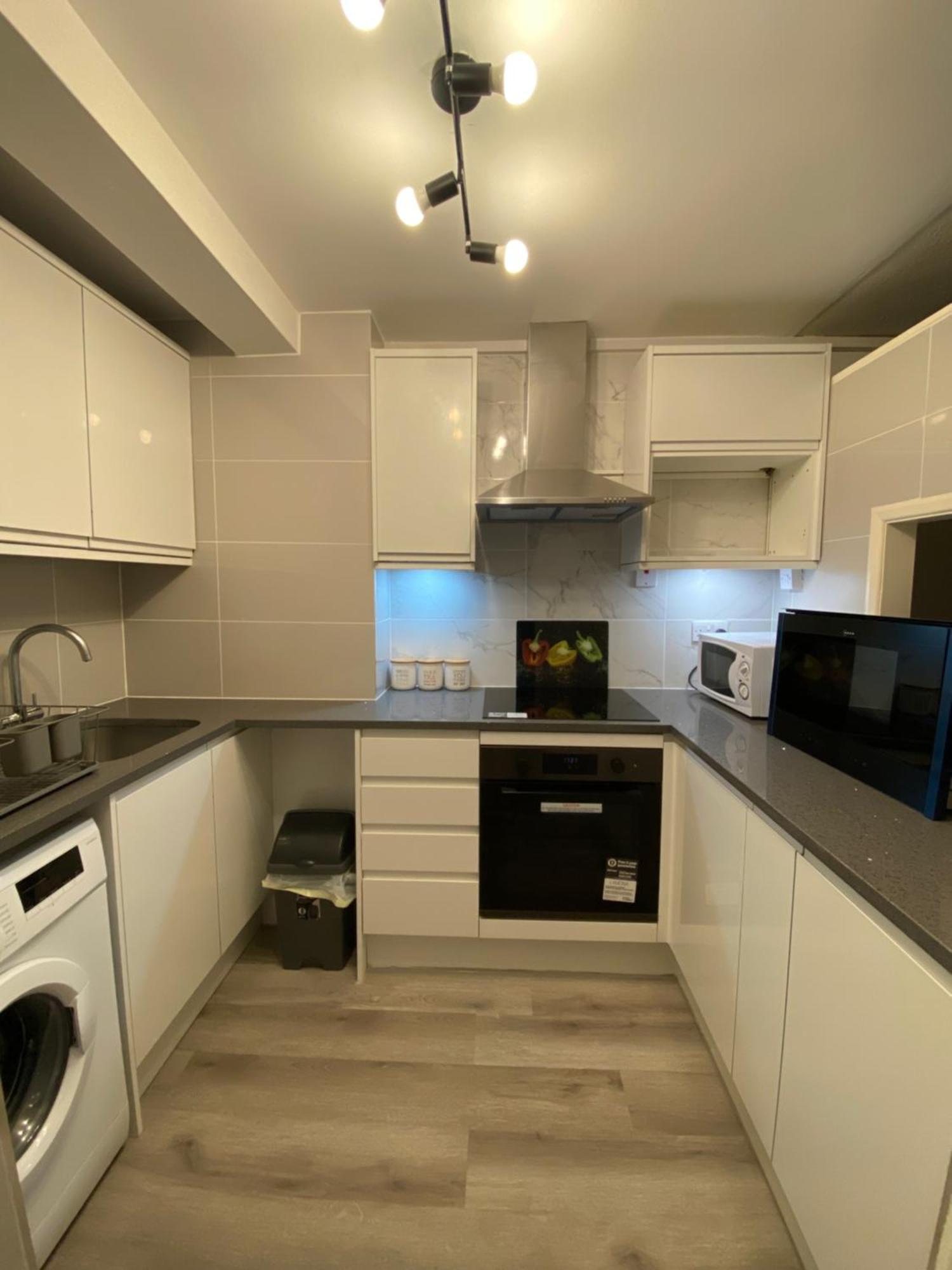2-Bed Sleeps 4 Comfy For Contractors With Free Parking In Crawley Near Gatwick Manor Royal Refurbished Apartment Exterior photo