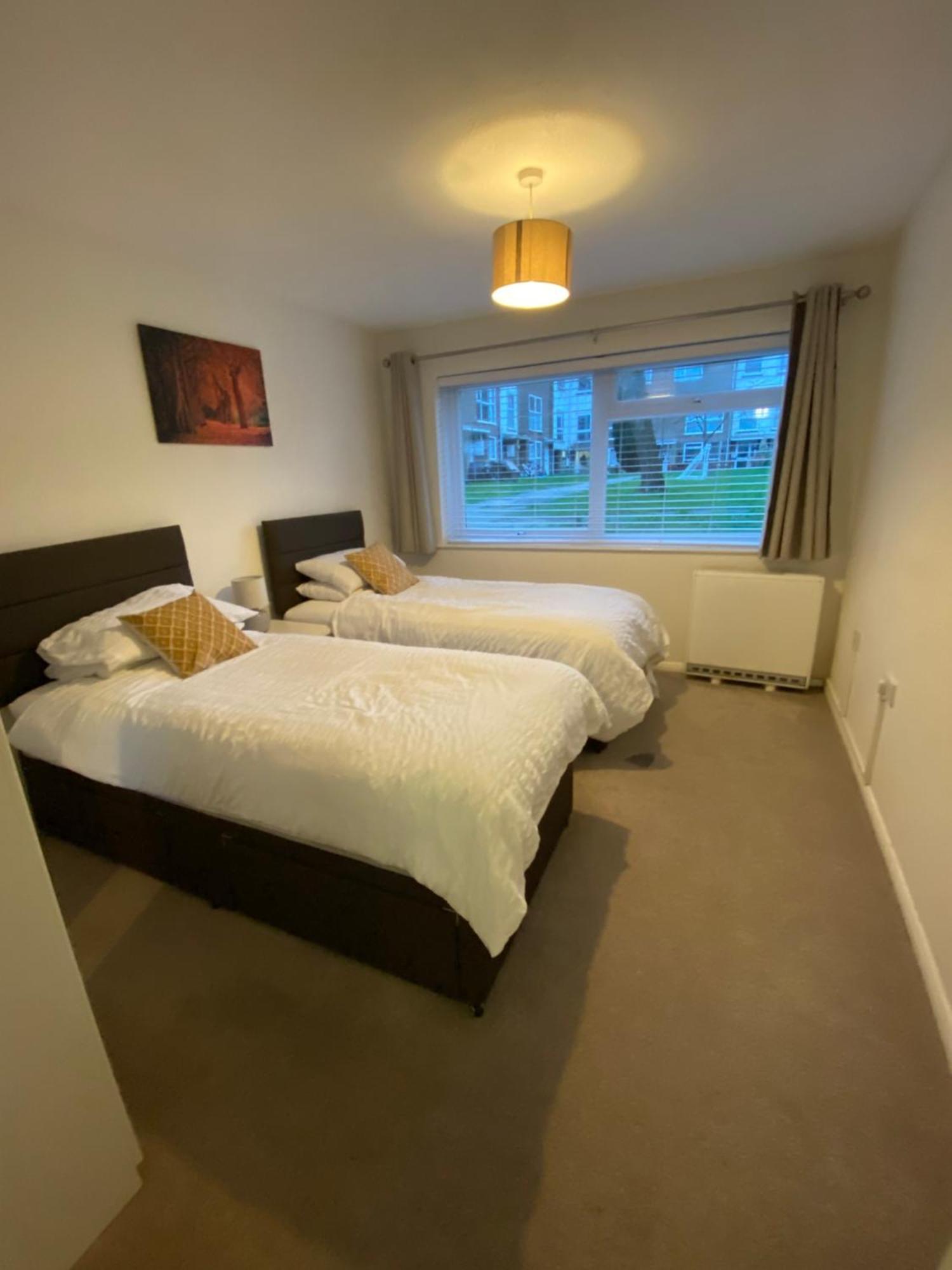 2-Bed Sleeps 4 Comfy For Contractors With Free Parking In Crawley Near Gatwick Manor Royal Refurbished Apartment Exterior photo